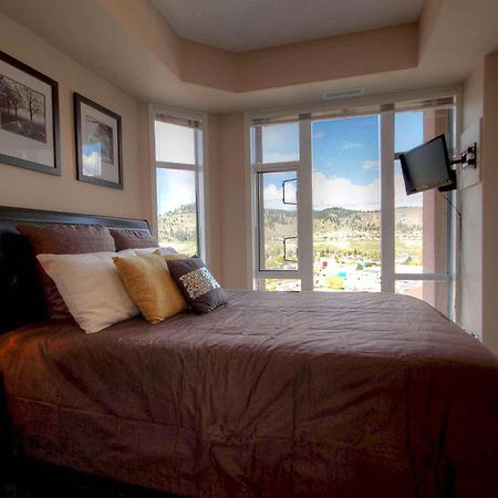 Sunset Waterfront Resort By Discover Kelowna Resort Accommodations Eksteriør billede