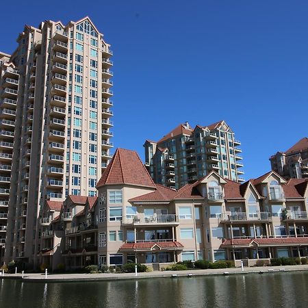 Sunset Waterfront Resort By Discover Kelowna Resort Accommodations Eksteriør billede