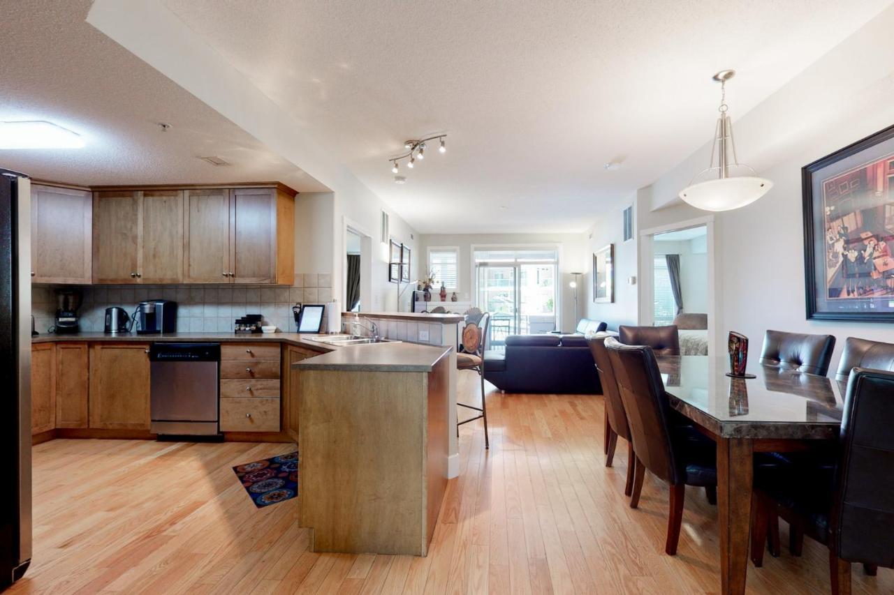 Sunset Waterfront Resort By Discover Kelowna Resort Accommodations Eksteriør billede