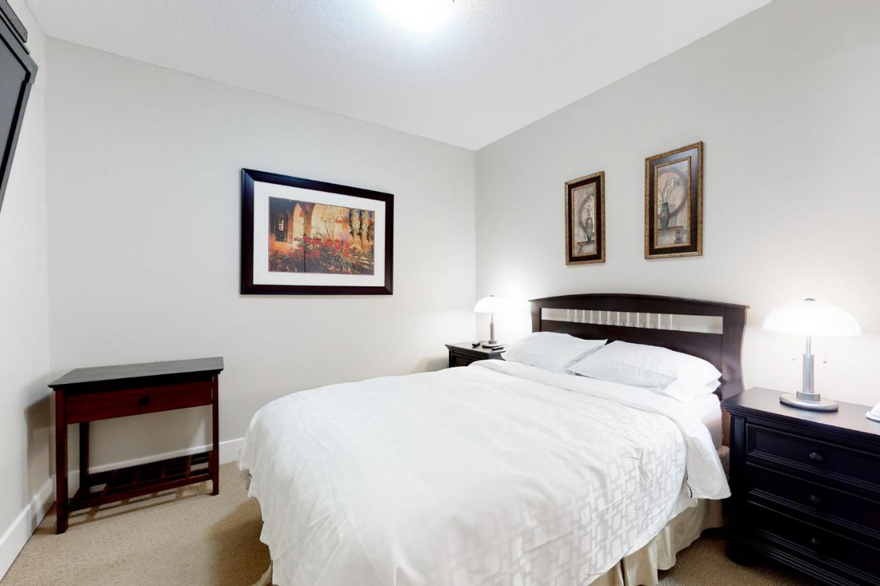 Sunset Waterfront Resort By Discover Kelowna Resort Accommodations Eksteriør billede