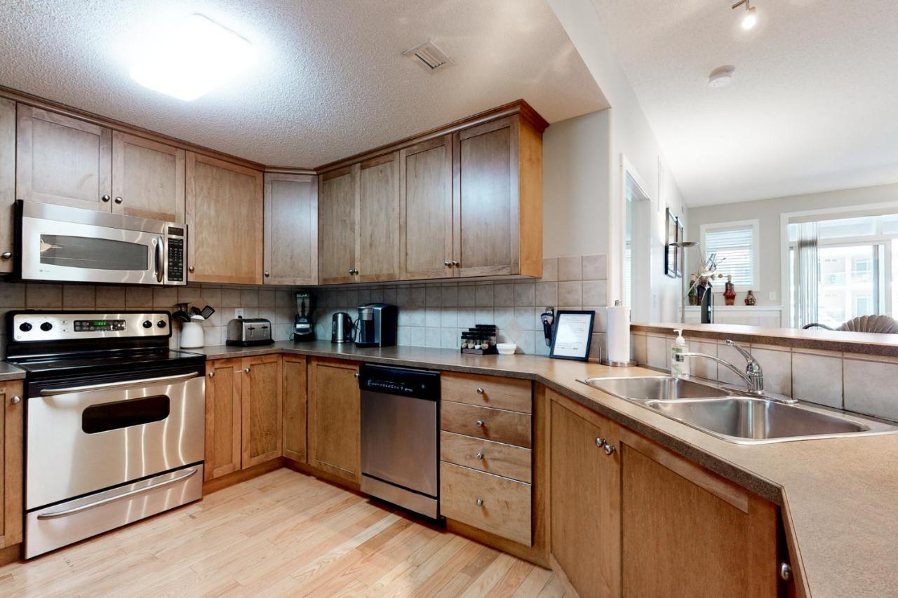 Sunset Waterfront Resort By Discover Kelowna Resort Accommodations Eksteriør billede