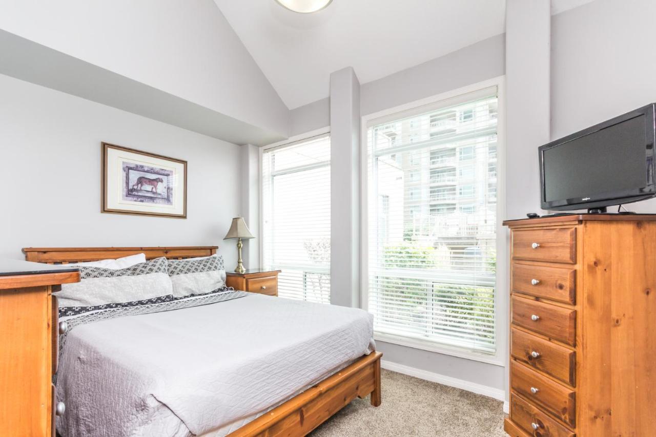 Sunset Waterfront Resort By Discover Kelowna Resort Accommodations Eksteriør billede