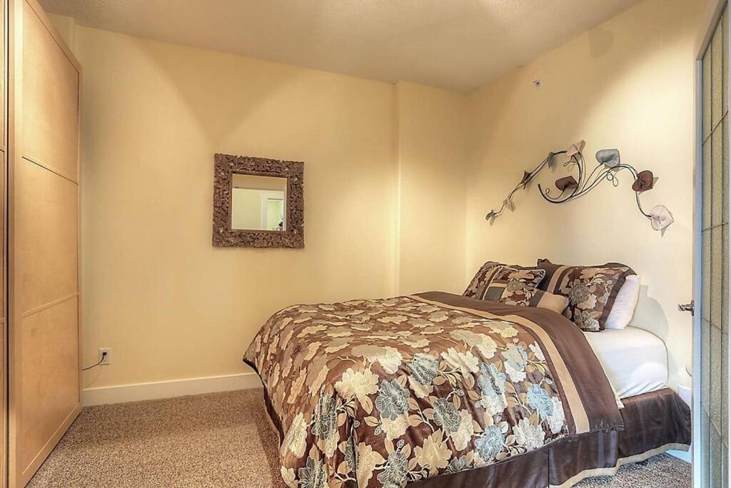 Sunset Waterfront Resort By Discover Kelowna Resort Accommodations Eksteriør billede