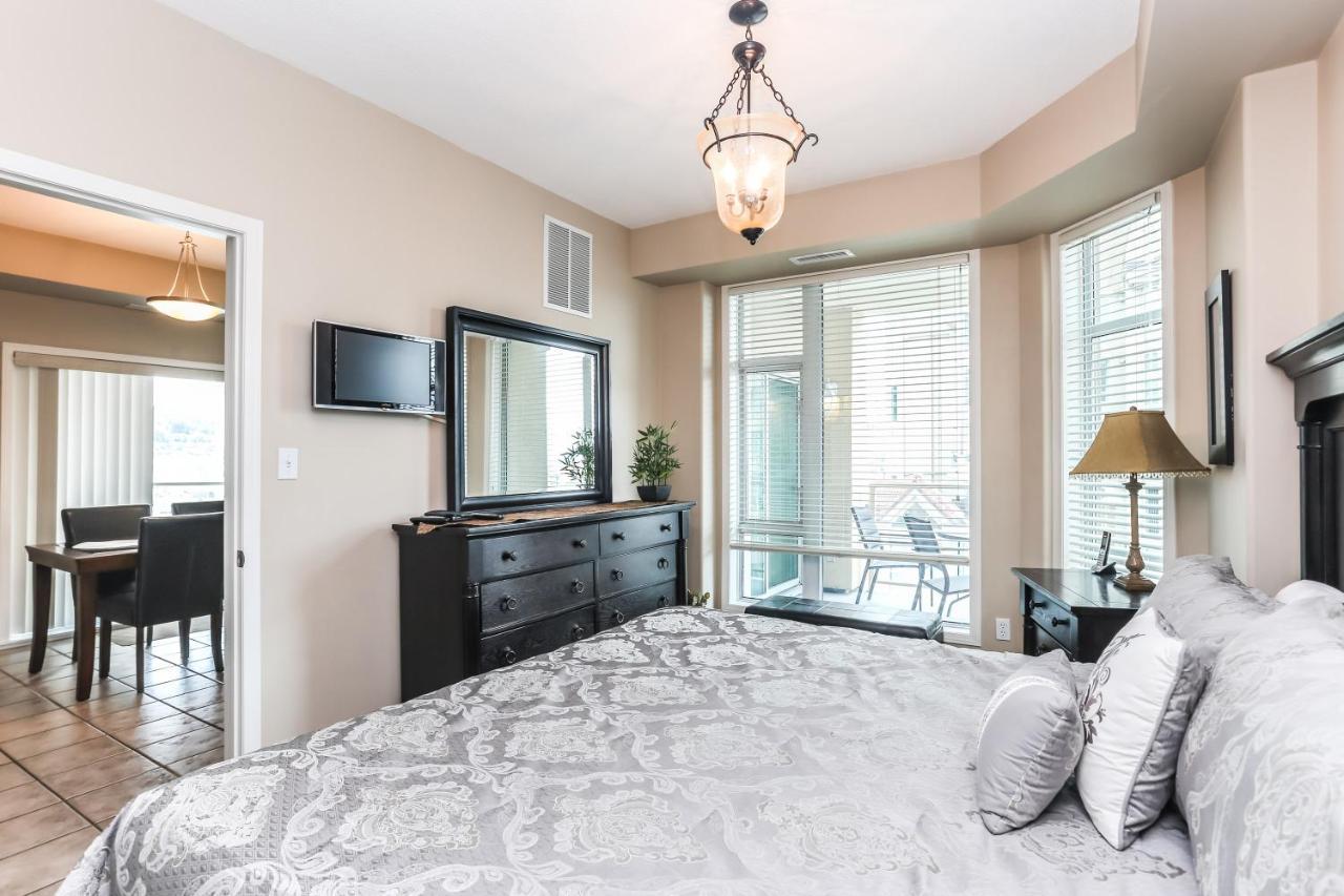 Sunset Waterfront Resort By Discover Kelowna Resort Accommodations Eksteriør billede