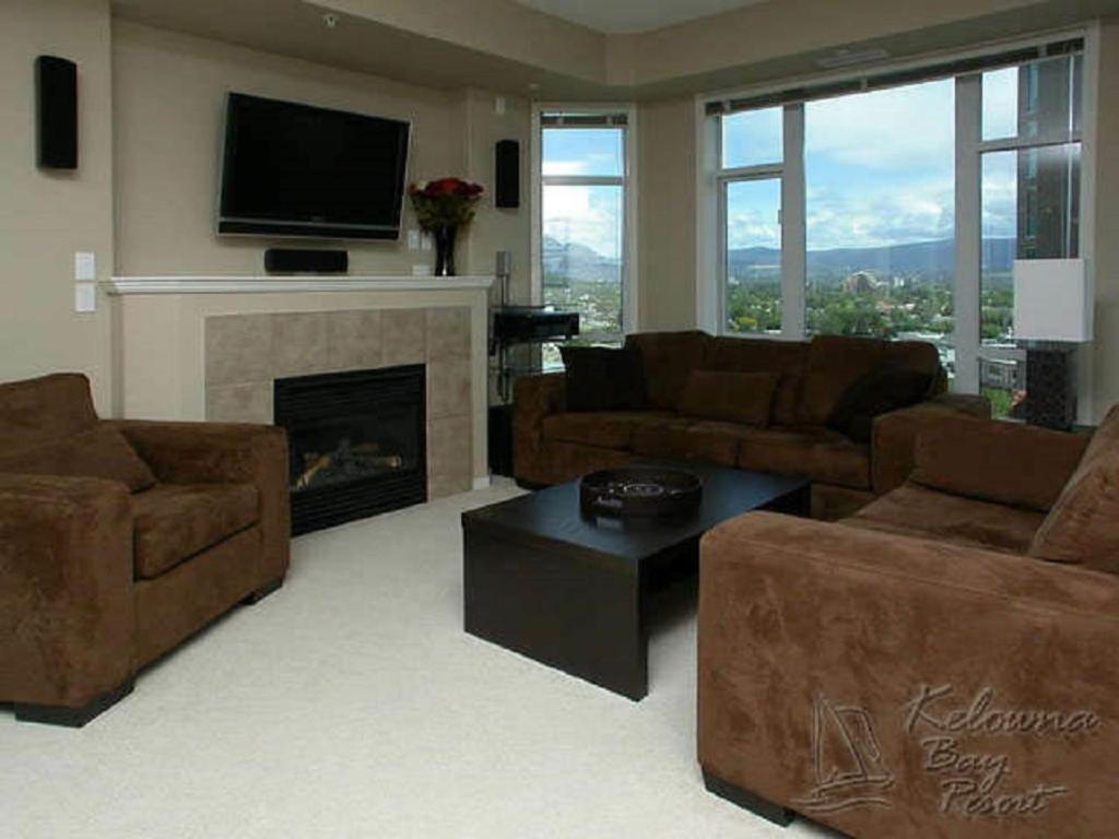 Sunset Waterfront Resort By Discover Kelowna Resort Accommodations Eksteriør billede