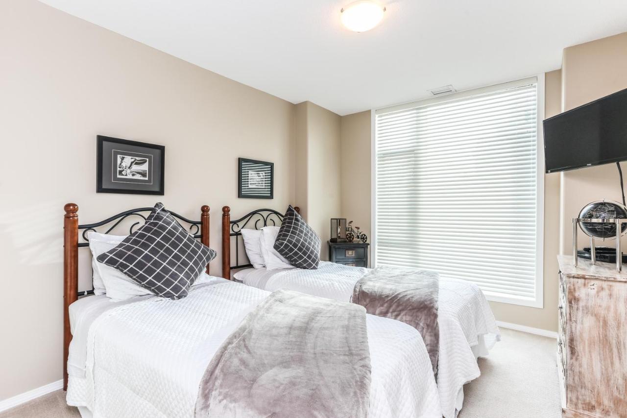 Sunset Waterfront Resort By Discover Kelowna Resort Accommodations Eksteriør billede