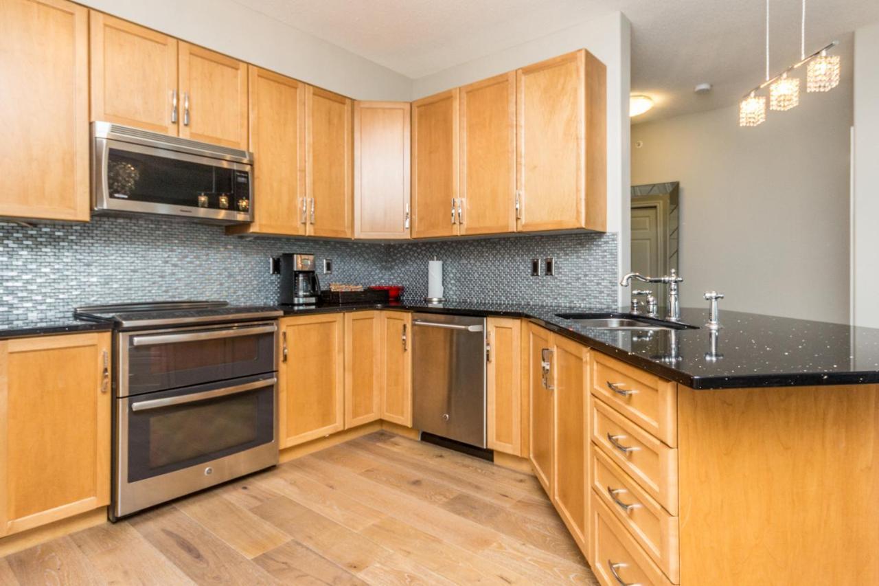 Sunset Waterfront Resort By Discover Kelowna Resort Accommodations Eksteriør billede