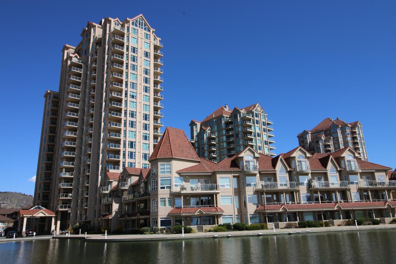 Sunset Waterfront Resort By Discover Kelowna Resort Accommodations Eksteriør billede