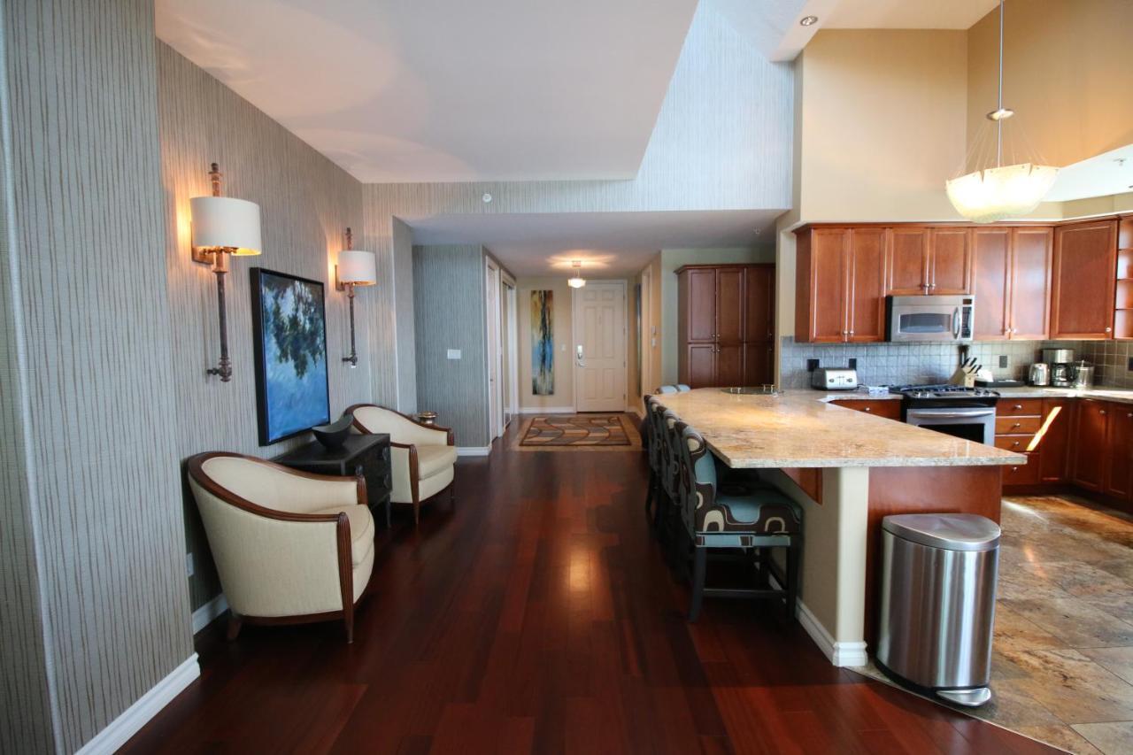 Sunset Waterfront Resort By Discover Kelowna Resort Accommodations Eksteriør billede