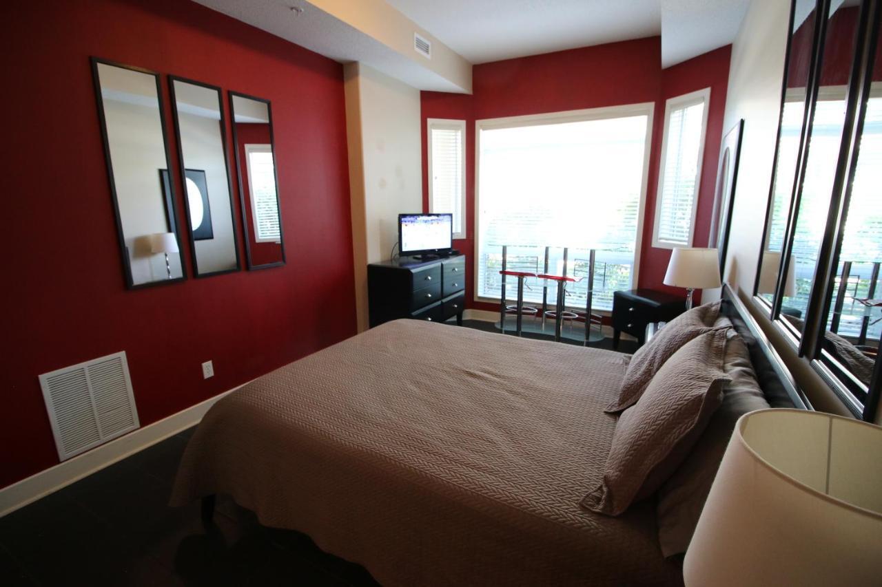 Sunset Waterfront Resort By Discover Kelowna Resort Accommodations Eksteriør billede